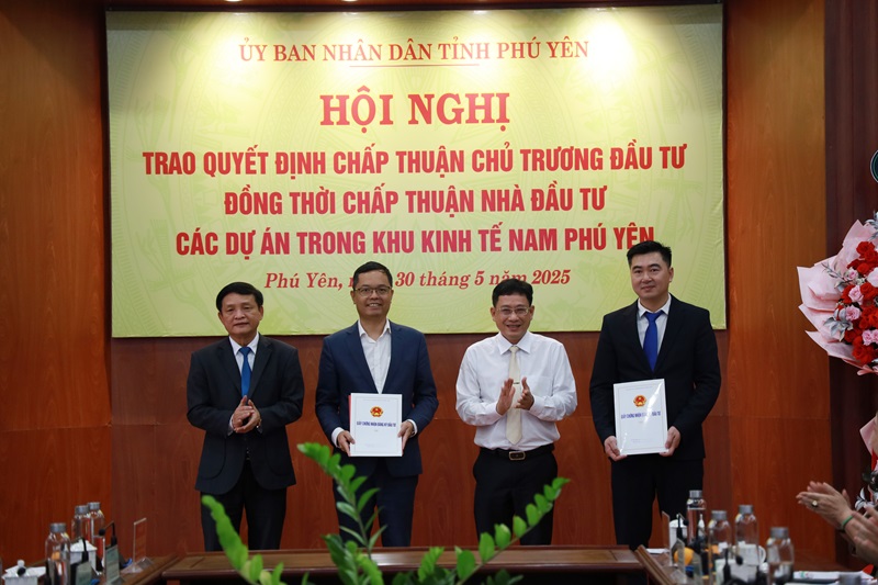 Lãnh đạo UBND tỉnh và Ban Quản lý Khu kinh tế Phú Yên trao quyết định cho 2 nhà đầu tư.