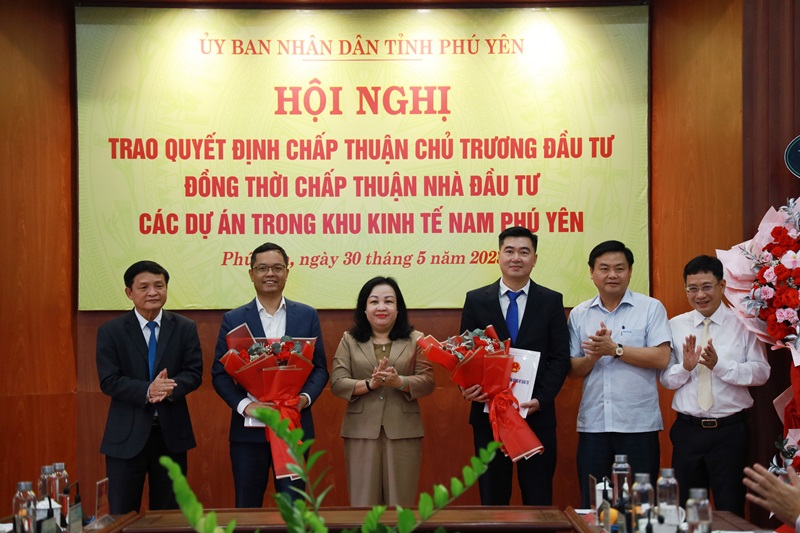 Lãnh đạo tỉnh Phú Yên tặng hoa chúc mừng cho 2 doanh nghiệp.