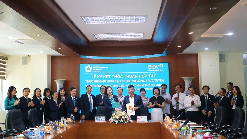 Đại diện Văn phòng UBND tỉnh Bình Định và ngân hàng BIDV Chi nhánh Bình Định Văn phòng UBND tỉnh kiêm Giám đốc Trung tâm Phục vụ hành chính công và bà Nguyễn Thị Ngọc Quỳnh - Giám đốc ngân hàng BIDV Bình Định ký kết Thỏa thuận hợp tác triển khai mô hình “Đại lý dịch vụ công trực tuyến” trên địa bàn tỉnh Bình Định.