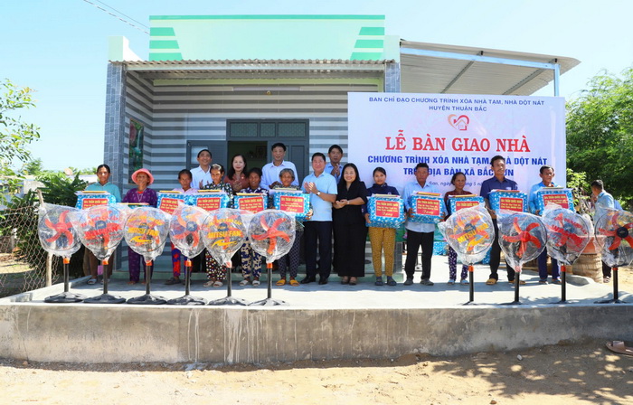Lãnh đạo tỉnh Ninh Thuận trao q thăm, tặng quà các hộ gia đình tại lễ bàn giao nhà tại huyện Ninh Sơn. Ảnh: Văn Tiến.