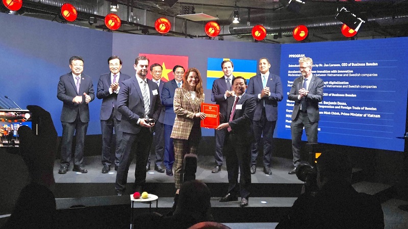 Bí thư Tỉnh ủy Hồ Quốc Dũng trao Giấy chứng nhận đăng ký đầu tư Dự án “Tổ hợp sản xuất tái chế vải Polyester”.