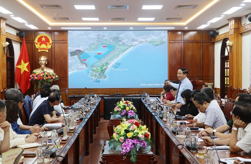 Theo Chủ tịch UBND tỉnh Bình Định, tại 3 phân khu (vòng tròn đỏ), chủ đầu tư sẽ xây dựng các khu biệt thự biển sử dụng thân thiện môi trường, không phát sinh khí thải nhà kính.