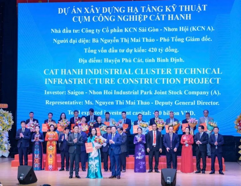 Bà Nguyễn Thị Mai Thảo, Phó tổng giám đốc Công ty cổ phần Khu công nghiệp Sài Gòn - Nhơn Hội nhận bản ghi nhớ đầu tư Dự án Cụm công nghiệp Cát Hanh.