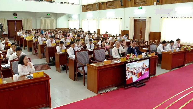 Các đại biểu giơ tay biểu quyết thông qua Nghị quyết điều chỉnh Quy hoạch tỉnh Ninh Thuận.