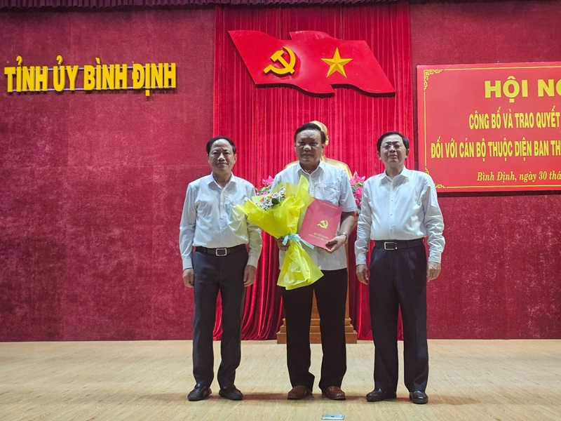 Lãnh đạo tỉnh Bình Định Trao Quyết định nghỉ hưu cho đồng chí Lê Kim Toàn.