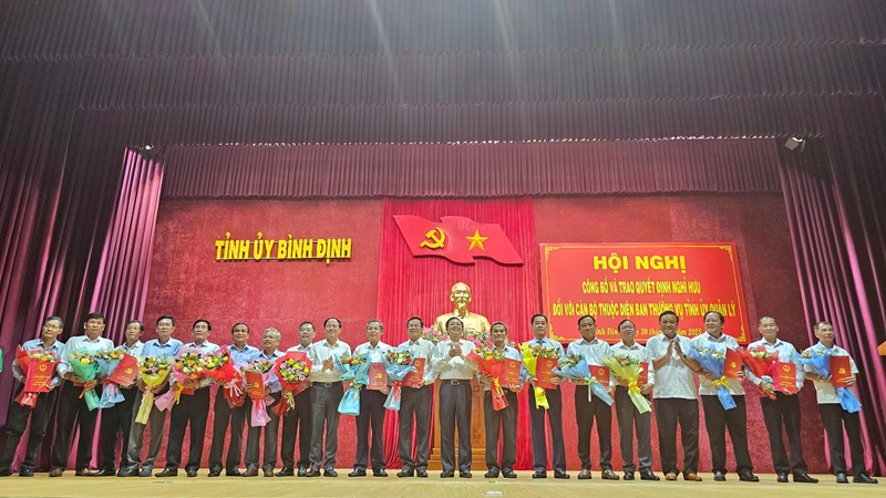 Trao Quyết định nghỉ hưu cho lãnh đạo các sở, ngành.