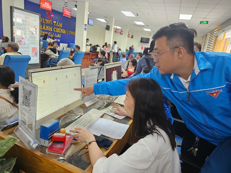 Lực lượng hỗ trợ cán bộ thực hiện các thủ tục trên máy tính.