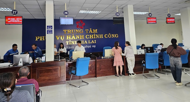 Người dân đến làm thủ tục tại Trung tâm hành chính công tỉnh Gia Lai.