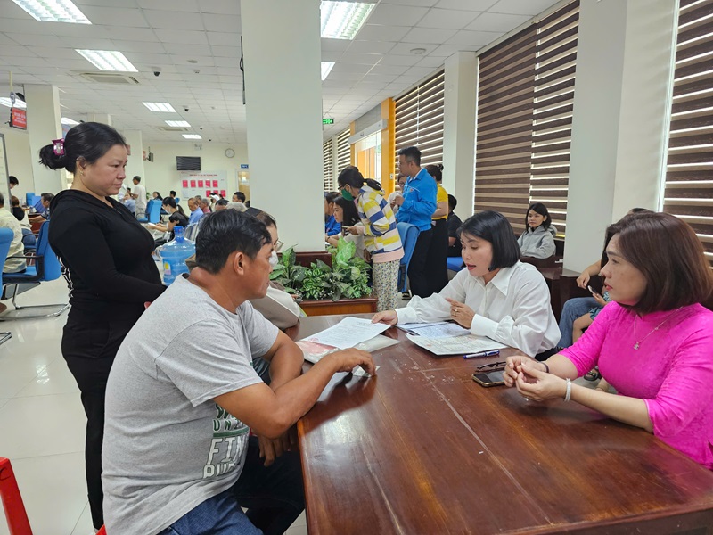 Cán bộ hướng dẫn người dân thực hiện các thủ tục hành chính.