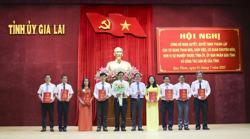 Giám đốc cùng 8 Phó giám đốc Sở tài chính tỉnh Gia Lai nhận quyết định bổ nhiệm.
