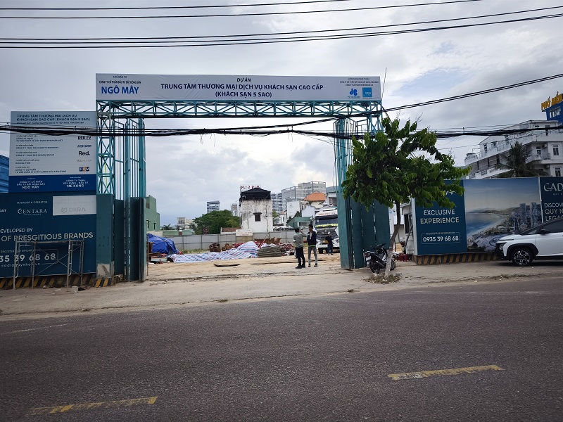 Dự án Trung tâm thương mại dịch vụ khách sạn cao cấp dừng hẳn thi công, chuẩn bị di dời máy móc, thiết bị thi công. Ảnh chụp chiều ngày 1/7/2025.