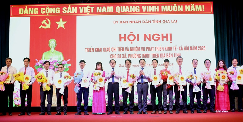 UBND itỉnh Gia Lai Trao Quyết định giao chỉ tiêu và nhiệm vụ phát triển kinh tế - xã hội năm 2025 cho 58 xã, phường (mới) trên địa bàn tỉnh.
