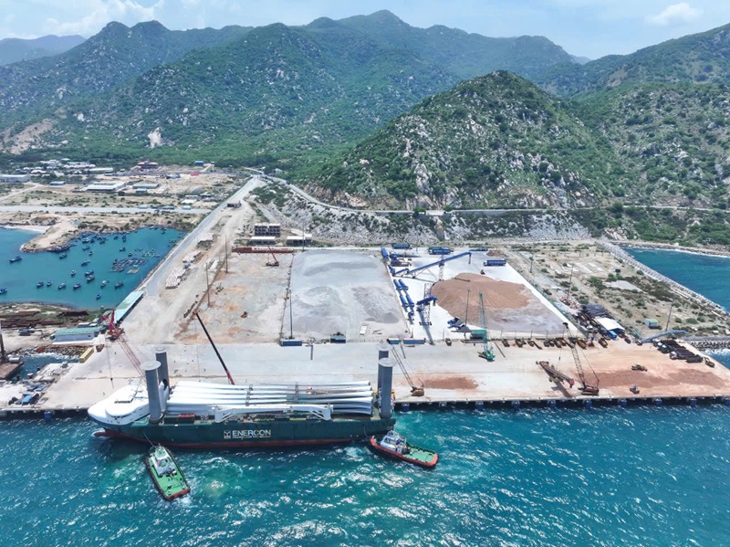 Cảng biển quốc tế Trung Nam Cà Ná chào đón chuyến tàu chuyên chở thiết bị điện gió đầu tiên cập cảng