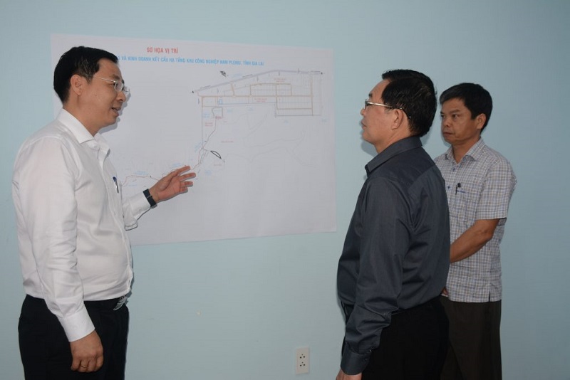 Ông Lê Trung Kiên – TGĐ Công ty giới thiệu với lãnh đạo tỉnh Gia Lai về KCN Nam Pleiku