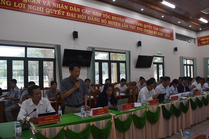 Đại diện lãnh đạo Sở Xây dựng tỉnh Gia Lai báo cáo các công việc đang triển khai liên quan đến Dự án Cao tốc Quy Nhơn - Pleiku.