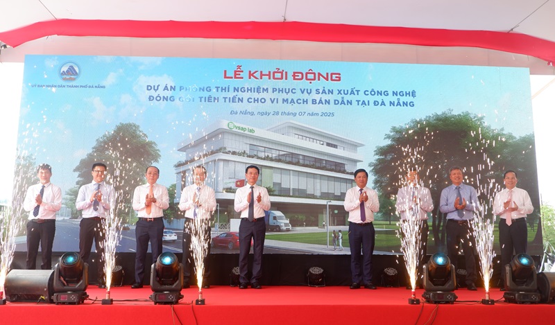 Các đại biểu thực hiện nghi thức khởi động Dự án Fab - Lab.