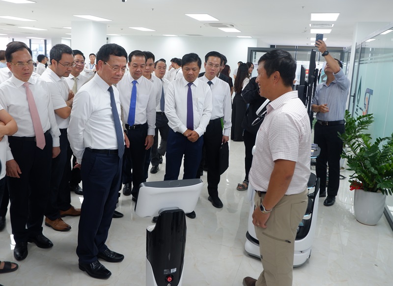 Bộ trưởng Nguyễn Mạnh Hùng tham quan, tìm hiểu sản phẩm của Công ty Cổ phần Trí tuệ Nhân tạo Việt Nam AIAIVN