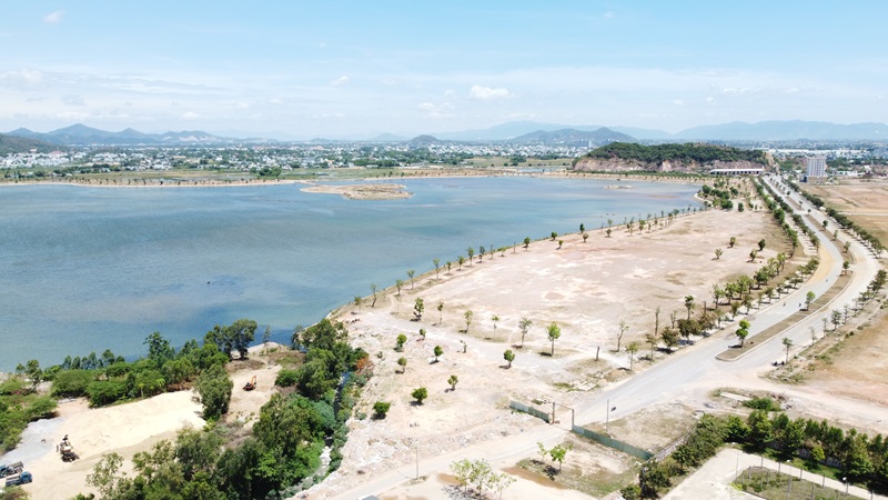 Dự án Khu đô thị Du lịch - Văn hóa - Thể thao hồ Phú Hòa có diện tích rộng 325 ha  với tổng mức đầu tư trên 5.000 tỷ đồng.Công ty cổ phần Tập đoàn Phúc Lộc theo hình thức xây dựng - chuyển giao (BT)