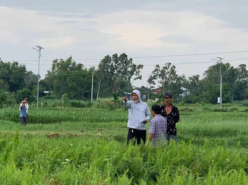 Cán bộ Trung tâm Phát triển quỹ đất tỉnh Gia Lai và địa phương kiểm kê khối lượng để bồi thường, GPMB tại khu tái định cư ở xã An Nhơn Tâ