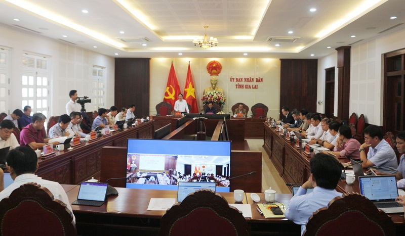  28/7, UBND tỉnh tổ chức họp trực tiếp kết hợp trực tuyến nghe các sở, ngành, địa phương báo cáo về các Dự án vướng mắc, cấp bách cần tháo gỡ tại khu vực Gia Lai TâyẢnh: Mai Đào.