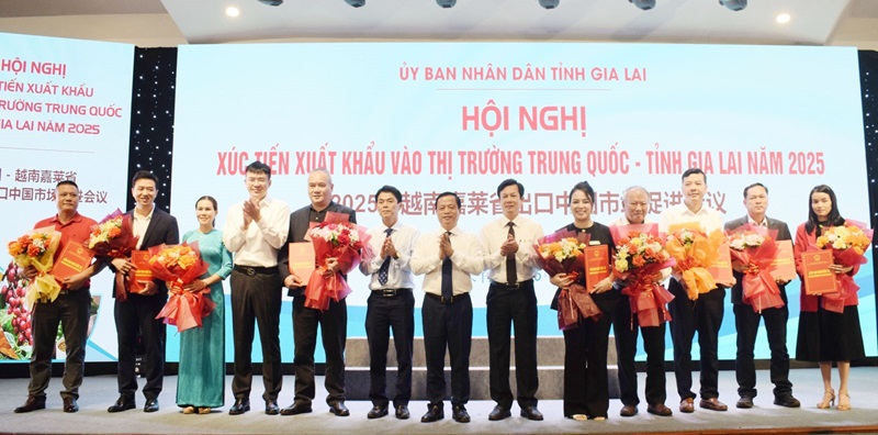 doanh nghiệp tại tỉnh Gia Lai và doanh nghiệp Trung Quốc ký kiết 7 biên bản ghi nhớ hợp tác về thu mua nông sản. Ảnh: Mai Thảo.