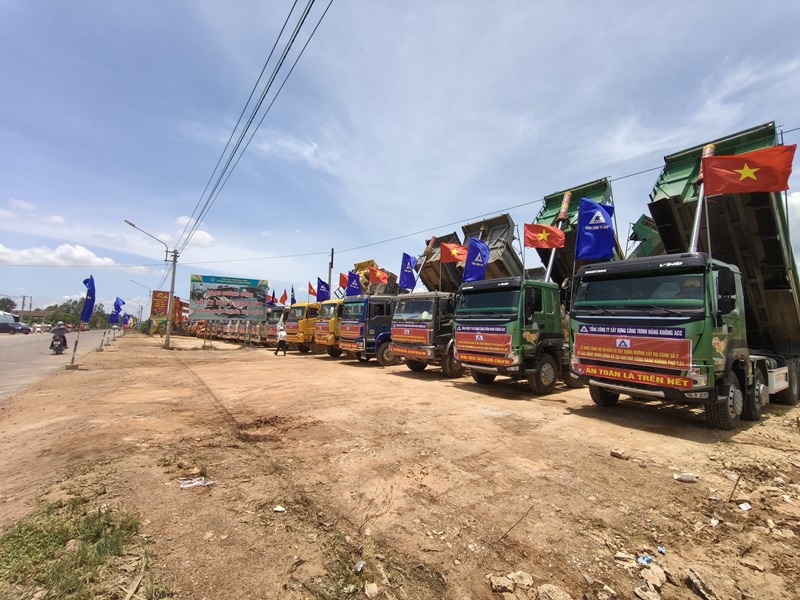 Phương tiện thi công của nhà thầu tập kết chuẩn bị triển khai Dự án.