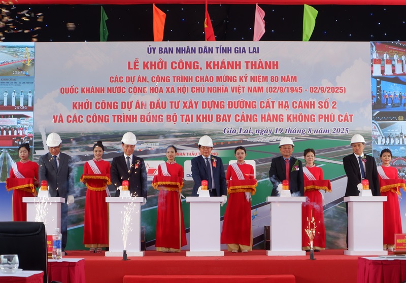 Các đại biểu bấm nút khởi công Đầu tư xây dựng đường cất hạ cánh số 2 và các công trình đồng bộ tại khu bay Cảng hàng không Phù Cát.