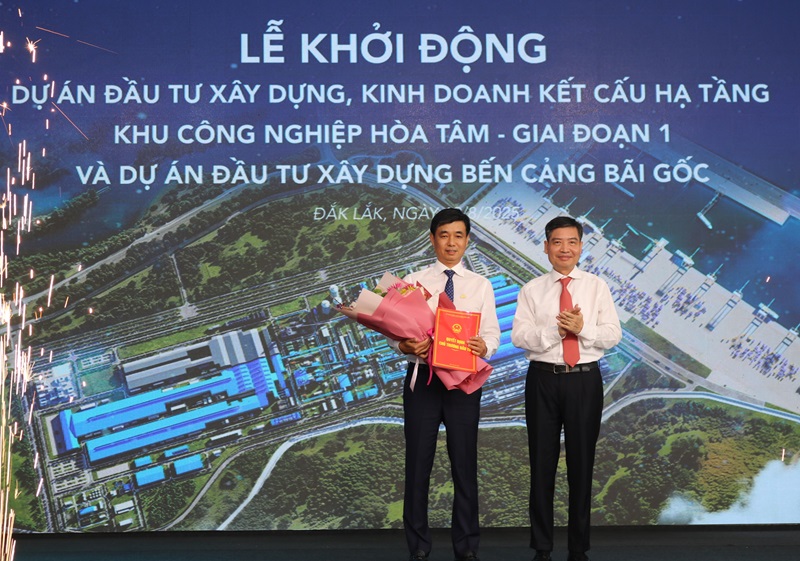 Ông Tạ Anh Tuấn, Chủ tịch UBND tỉnh Đắk Lawsk trao chủ trương đầu tư Dự án Cảng Bãi Gốc.
