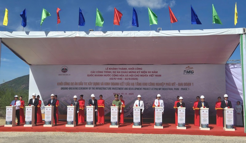 Các đại biểu bấm nút khởi công Dự án Khu công nghiệp Phù Mỹ giai đoạn 1.