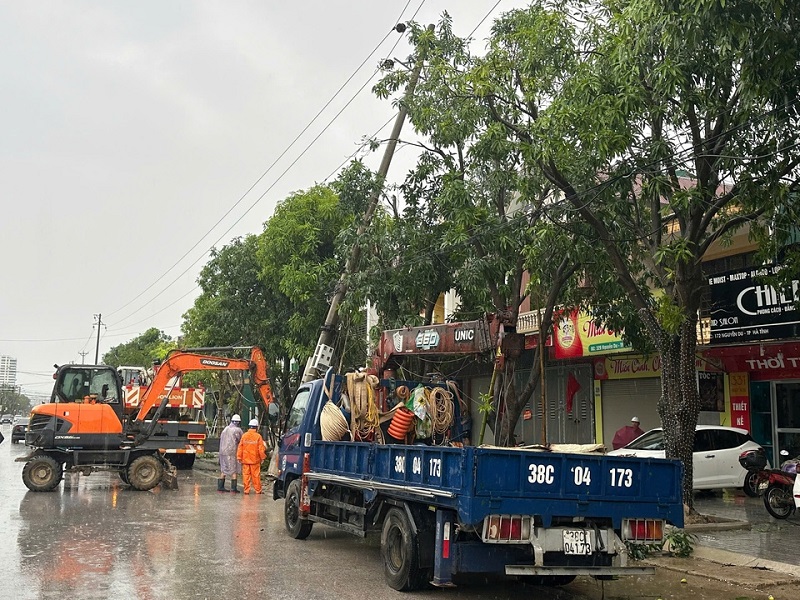Công ty Điện lực Hà Tĩnh khắc phục hệ thống lưới điện bị thiệt hai do bão số 5 gây ra trên địa bàn.