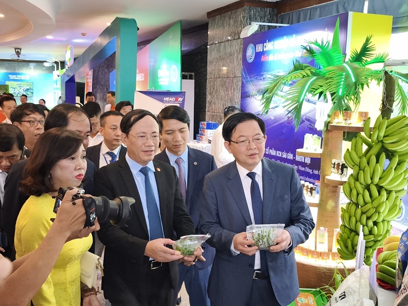 Lãnh đạo tỉnh Gia Lai tham quan gian hàng trưng bày sản phẩm của TTC AgriS.