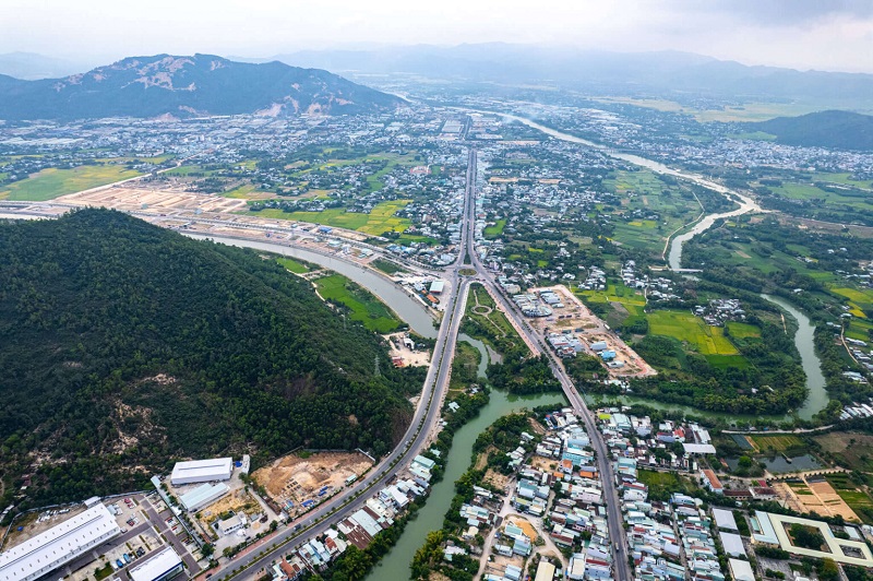 khu đất phía Tây Nam cầu Long Vân có phía Bắc giáp Quốc lộ 1D, phía Tây giáp hành lang thoát nước hồ Bàu Lác, phía Nam và Đông đều giáp đồi núi...Ảnh: Dũng Nhân.