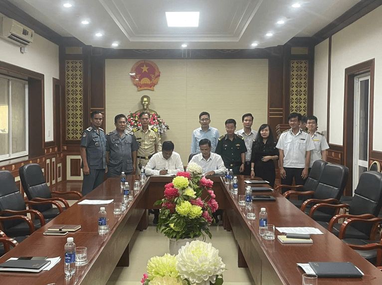 Ban Quản lý Khu kinh tế tỉnh Gia Lai, Việt Nam và Văn phòng Quản lý Cửa khẩu Quốc tế Oyadav, Campuchia ký biên bản ghi nhớbảo đảm lưu thông hàng hóa qua cửa khẩu