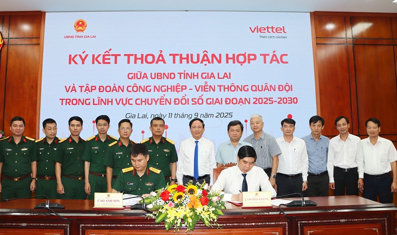 Phó Chủ tịch UBND tỉnh Lâm Hải Giang và Phó Tổng Giám đốc Tập đoàn Viettel Cao Anh Sơn ký kết thỏa thuận hợp tác.