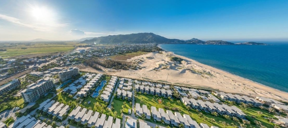 Vị trí thực hiện Dự án Khu đô thị du lịch biển Cát Tiến. phía Nam giáp đường giao thông ra biển theo quy hoạch (40 m)The Ocean Resort