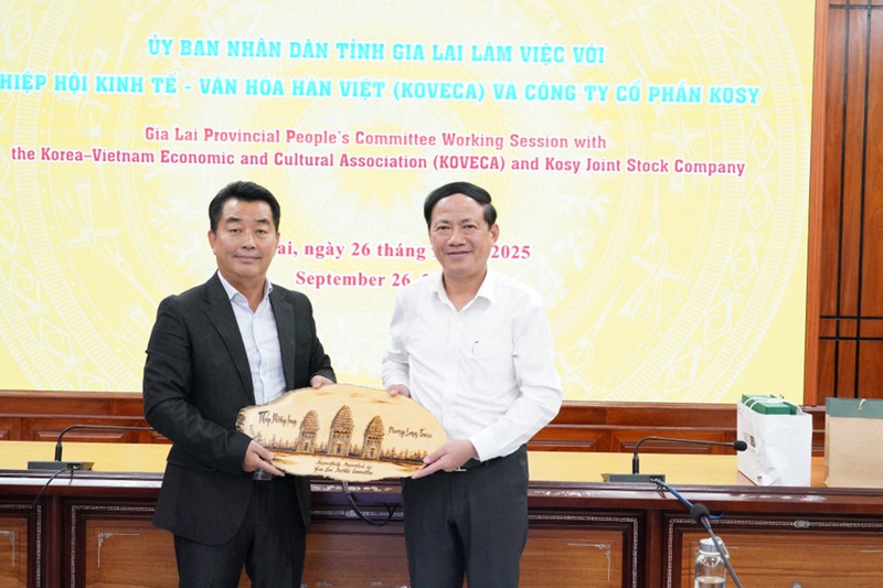 Chủ tịch UBND tỉnh Phạm Anh Tuấn (phải) tặng quà lưu niệm cho ông Kim Il Wan-Chủ tịch Hội đồng quản trị Tập đoàn Đầu tư và phát triển Kim Khang. Ảnh: N.H