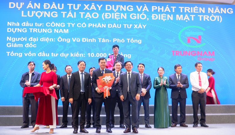 Đại diện Tập đoàn Trung Nam nhận bản MOU Dự án điện gió, điện mặt trời.