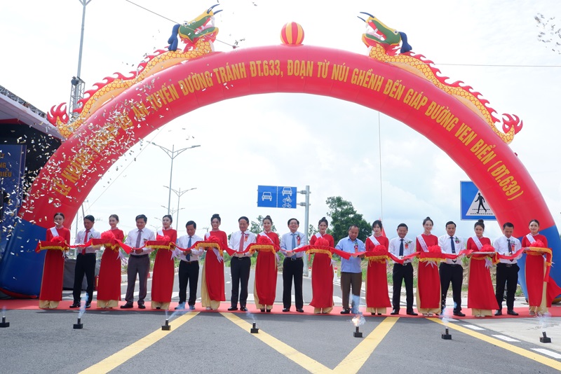 Các đại biểu cắt băng khánh thành Dự án Tuyến đường tránh ĐT.633, đoạn từ Núi Ghềnh đến giáp đường ven biển (ĐT.639) 
