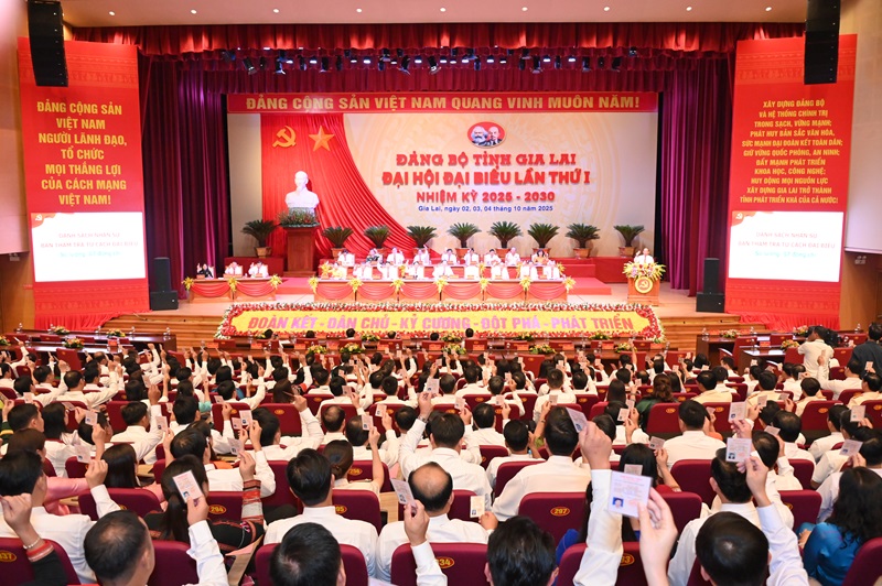 Các đại biểu tham gia biểu quyết nội dung chương trình đại hội.