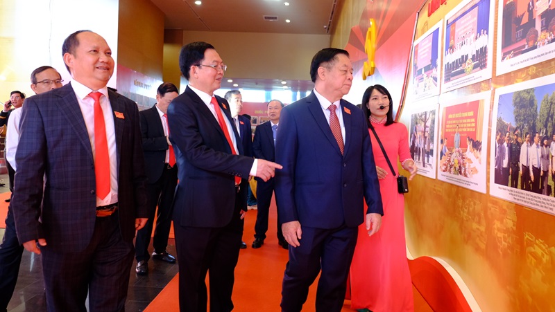 Trưởng ban Tuyên giáo và Dân vận Trung ương Nguyễn Trọng Nghĩa tham quan triển lãm ảnh thành tựu kinh tế - xã hội của tỉnh Gia Lai.