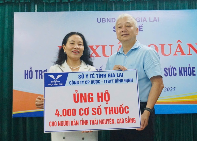Bà Phạm Thị Thanh Hương, Tổng giám đốc Bidiphar  trao bảng tài trợ 4.000 túi thuốc gia đình cho ông Lê Quang Hùng, Giám đốc Sở y tế tỉnh Gia Lai.