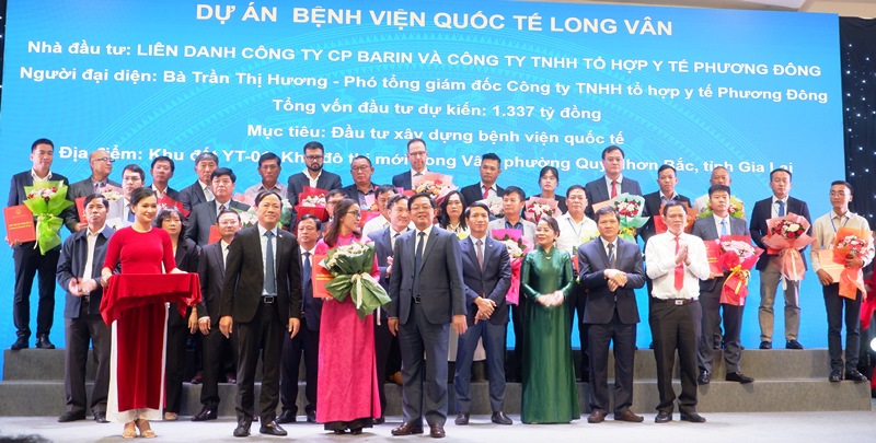 Đại diện liên doanh Công ty cổ phần Barin và Công ty TNHH Tổ hợp y tế Phương Đông  nhận giấy chứng nhận đầu tư Dự án Bệnh viện quốc tế Log Vân.