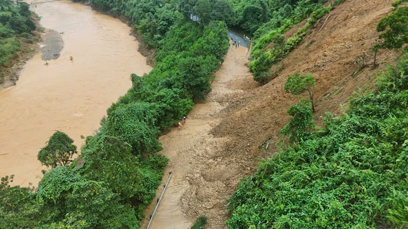 điểm sạt lở để kiểm tra, khôi phục điện lại cho người dân