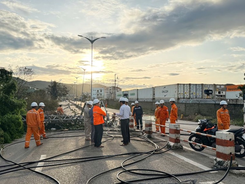 Bão số 13 gây thiệt hại nặng nề cho hệ thống truyền tải điện tại khu vực phía Đông tỉnh Gia Lai. Ảnh: P.C Gia Lai.