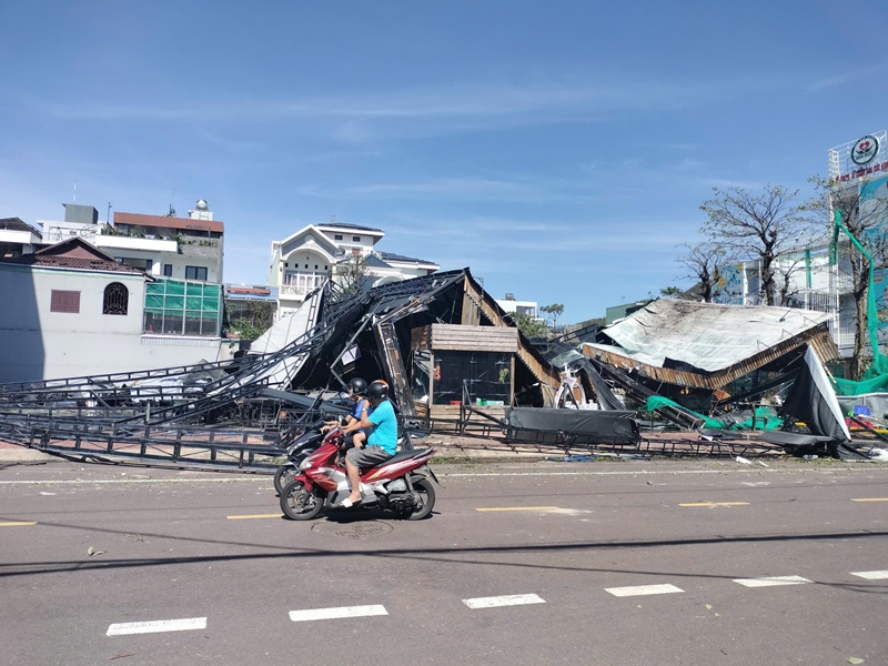 Nhiều hàng quán tại Quy Nhơn chịu thiệt hại nặng nề do bão số 13. Ảnh: H.P.