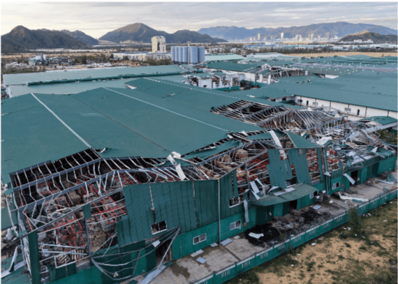 Mộ doanh nghiệp sản xuất tại Khu công nghiệp Nhơn Hội - Khu A bị thiệt hại nhà xưởng do bão số 13.