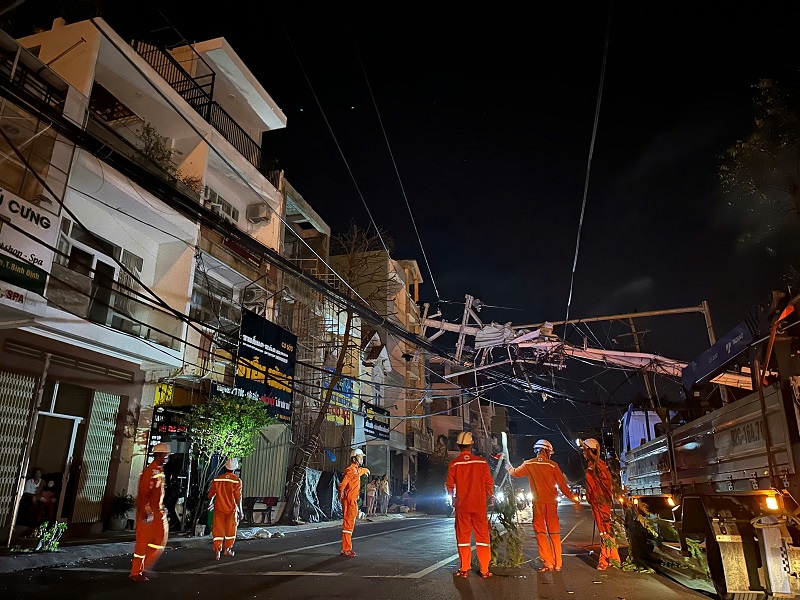 Đội xung kích Công ty Điện lực Đà Nẵng (PC Đà Nẵng) hỗ trợ khắc phục lưới điện tại Quy NHơn.