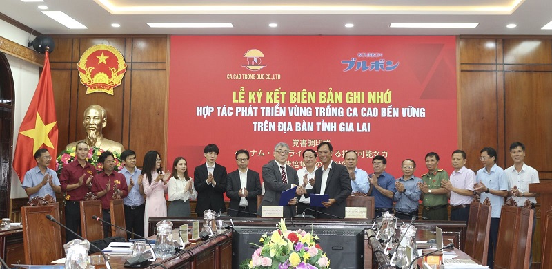 Lễ ký kết Hợp đồng hợp tác liên kết vùng trồng ca cao xuất khẩu giữa Công ty TNHH Ca cao Trọng Đức và Tập đoàn Bourbon. Ảnh: Ngọc Minh.