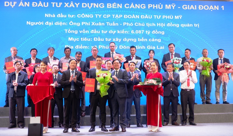 trao quyết định chủ trương đầu tư, giấy chứng nhận đăng ký đầu tư và ký kết ghi nhớ hợp tác đầu tư (MOU) cho 69 Dự án với tổng vốn 119.700 tỷ đồng, tương đương hơn 4,6 tỷ USD