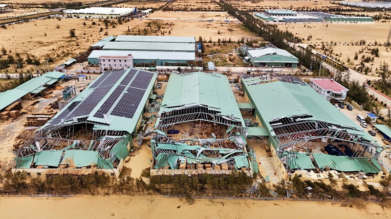 Nhiều nhà xưởng tại Khu kinh tế Nhơn Hội bị thiệt hại nặng nề. Ảnh: Nguyễn Gia.